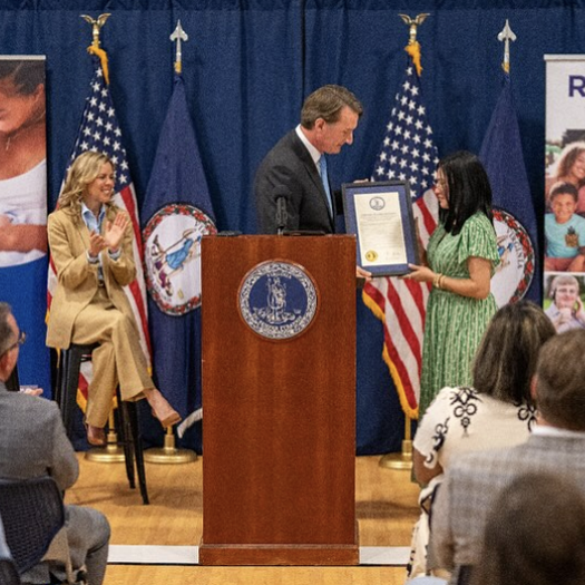 總督在平台上頒發獎項